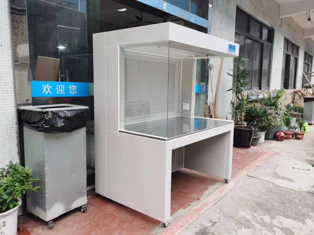 Cleanroom laminar flow workstation with integrated airflow control