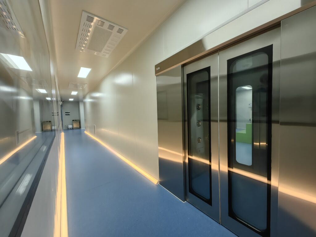 Double-leaf cleanroom sliding doors for personnel and cart access